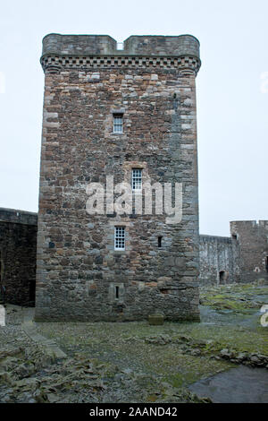 Innenhof und zentralen Turm des Blackness Castle. An der Mündung des Firth von weiter entfernt. Stockfoto