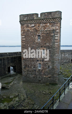 Innenhof und zentralen Turm des Blackness Castle. An der Mündung des Firth von weiter entfernt. Stockfoto