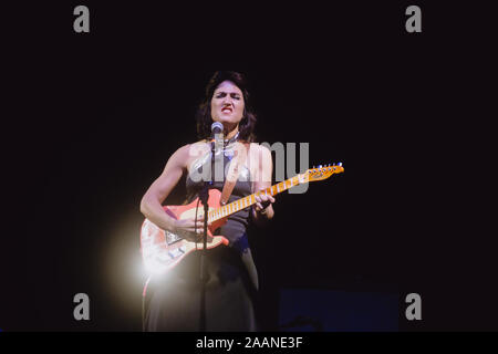 Turin, Italien, 22. November 2019 die amerikanische Pop Jazz Künstler Joan als Polizei Frau übernimmt die live in Turin Stockfoto