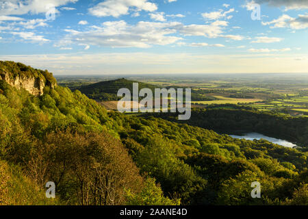 Landschaftlich schöne lange - Abstand (See Gormire, Haube Hill, Whitestone Felsen, Landschaft & blauer Himmel) - Sutton Bank, North Yorkshire, England, UK. Stockfoto