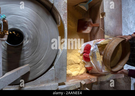 Alte Frau schleifen Mais in einer alten Wassermühle in tonya Trabzon Stockfoto