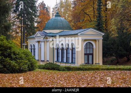 Pavillon der Wald Feder (Lesni pramen) - Herbst in der kleinen westböhmischen Kurort Marianske Lazne (Marienbad) - Tschechische Republik Stockfoto