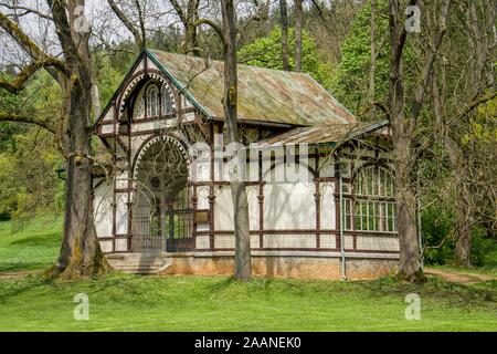 Mineralwasser - Holz Pavillon von Rudolf Feder (Rudolfuv pramen) in der Kleinen westböhmischen Kurort Marianske Lazne (Marienbad) - Tschechische Republik Stockfoto