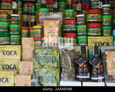 Bogotá - Kolumbien, 2. November 2019 - Produkte von Coca auf einem Markt in Bogota Kolumbien verkauft Stockfoto