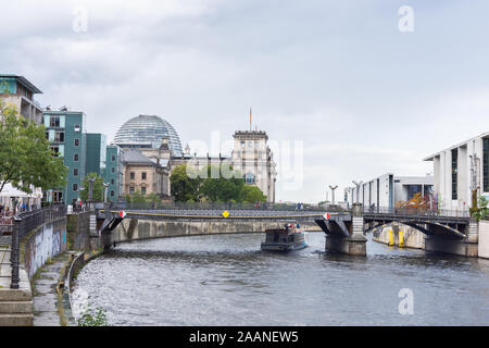 Berlin, Deutschland - 28. September 2019: Blick auf das Reichstagsgebäude und Paul-Lobe-Haus Gebäude von der Spree Damm an einem regnerischen Tag Stockfoto