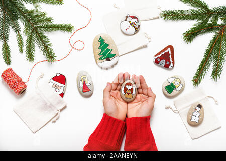 Hand bemalten Stein mit Engel in Händen. Kinder Bildung Konzept. Stockfoto