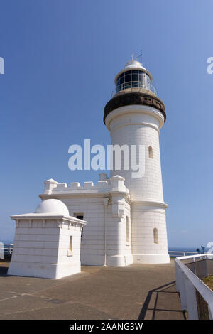 Cape Byron Lighthouse auf einem Hügel außerhalb der Stadt von Byron Bay an der Spitze der höchste Punkt im Bereich ist der östlichste Punkt Australiens. Stockfoto