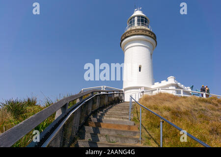 Cape Byron Lighthouse auf einem Hügel außerhalb der Stadt von Byron Bay an der Spitze der höchste Punkt im Bereich ist der östlichste Punkt Australiens. Stockfoto