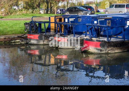 Bunten narrowboats günstig auf dem Grand Union Canal an Gayton Marina, Northamptonshire, Großbritannien Stockfoto