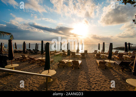 Schönen Sonnenaufgang Blick auf den Strand von Sanur in Bali Insel Stockfoto