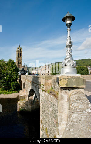 Peebles. Straßenbrücke über den Fluss Tweed und Peebles alte Pfarrkirche. Scottish Borders, Schottland, Vereinigtes Königreich Stockfoto