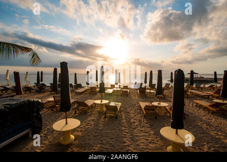 Schönen Sonnenaufgang Blick auf den Strand von Sanur in Bali Insel Stockfoto