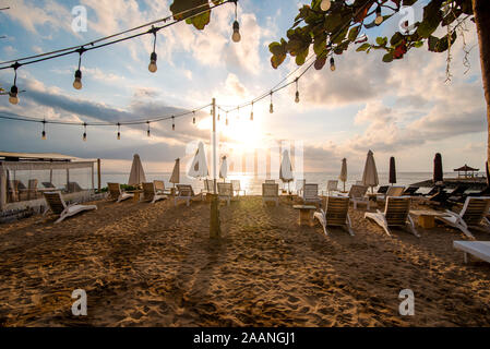 Schönen Sonnenaufgang Blick auf den Strand von Sanur in Bali Insel Stockfoto