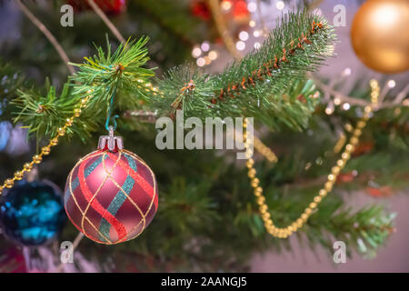 Schönen roten Kugeln und Glühbirnen, die Ornamente auf einem Weihnachtsbaum Stockfoto