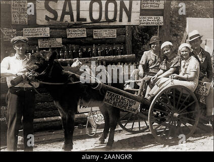 Verbot/TEETOTALISM/FRONT/ABSTINENZ - ein Urlaub Ausflug in den USA Alkohol von einem Moonshine (illegalen Alkohol) Limousine in Arkansas, USA. c 1920er zu kaufen Stockfoto