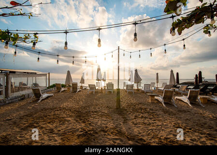 Schönen Sonnenaufgang Blick auf den Strand von Sanur in Bali Insel Stockfoto