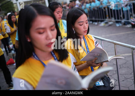 Bangkok, Thailand. 22 Nov, 2019. Thailändischen Katholiken beten während der Heiligen Messe in der Kathedrale in Bangkok. Der Papst seine 3 Tage Besuch in das Reich setzt sich mit den thailändischen christliche Gemeinschaft zu erfüllen. Credit: SOPA Images Limited/Alamy leben Nachrichten Stockfoto