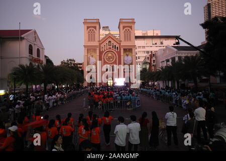 Bangkok, Thailand. 22 Nov, 2019. Thai Leute melden Sie eine Heilige Messe in der Kathedrale in Bangkok. Der Papst seine 3 Tage Besuch in das Reich mit dem Thailändischen christliche Gemeinschaft zu erfüllen. Credit: SOPA Images Limited/Alamy leben Nachrichten Stockfoto