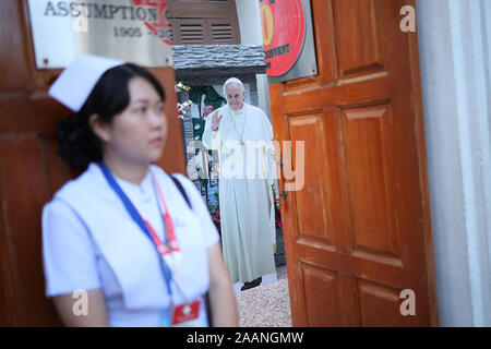 Bangkok, Thailand. 22 Nov, 2019. Papst Franziskus während der Heiligen Messe in der Kathedrale in Bangkok. Der Papst seine 3 Tage Besuch in das Reich setzt sich mit den thailändischen christliche Gemeinschaft zu erfüllen. Credit: SOPA Images Limited/Alamy leben Nachrichten Stockfoto