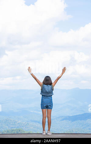 Das Bild hinter den Frauen ihre Arme sah die Berge und Bäume Sicht atKilom heben, Mae Hong Son in Thailand. Stockfoto