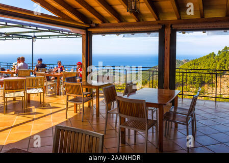 Mallorca, Spanien: Mai 7, 2019: Tische im Restaurant mit Blick auf die Bucht von Port de Soller an der Westküste von Mallorca. Spanien Stockfoto