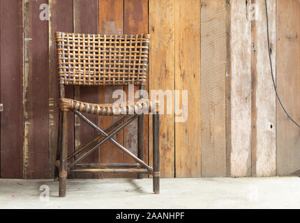 Alte hölzerne Stühle in den Gängen Stockfoto
