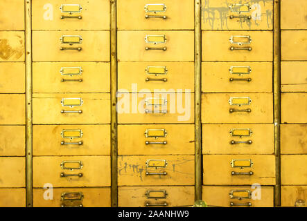 Medizin Schränke aus Holz, gelb lackiert. Stockfoto