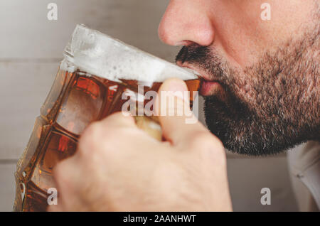 7/8-Portrait von bärtigen Mann Bier trinkt. Alkoholismus Konzept Stockfoto