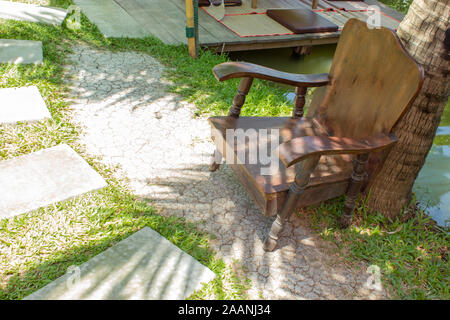 Alte Stühle aus Holz und Zement Block Stock einen Spaziergang Stockfoto