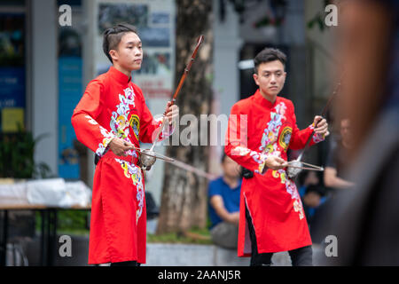 Hanoi, Vietnam - 11. Oktober 2019: Live Performer Musik spielen, die Touristen auf der Straße weiter zum Hoan Kiem See, wie es für den Verkehr gesperrt am Wochenende Stockfoto