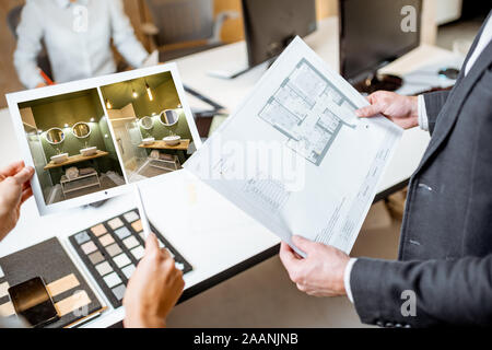Kreative Mitarbeiter arbeiten an einigen architektonischen Projekt, Pläne und Innenraum Renderings, close-up auf die blaupausen Stockfoto