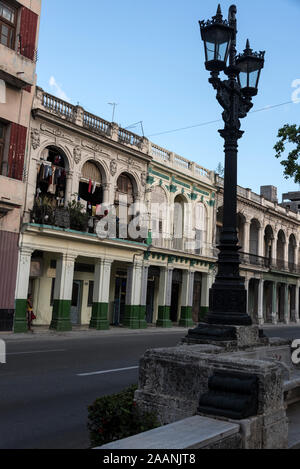 Ein verfallendes Wohnhaus (viele davon belegt) in Paseo del Prado (Paseo de Martí), einem langen Boulevard in der Nähe des Parque Central im Zentrum von Havanna in Kuba. Stockfoto