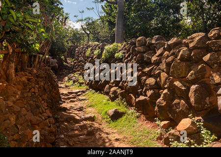 Äthiopien, Carat-Konso, Gamole Stadtmauer umgebenen Dorf, aus Stein gebaute begrenzenden Wände Weg zwischen den Häusern Stockfoto