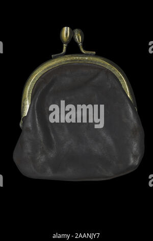 Seitenansicht des sehr alten, braunen Lederetui auf schwarzem Hintergrund Stockfoto