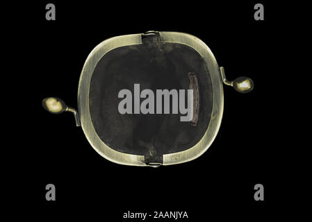 Ansicht von oben geöffnet und sehr alten, braunen Lederetui auf schwarzem Hintergrund Stockfoto