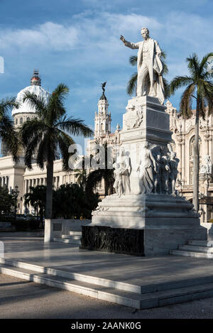 Ein Denkmal von José Julián Martí Pérez, Kubas Nationalheld (1853-1895) im Parque Central im Zentrum von Havanna in Kuba. Er war Nationalist, Stockfoto