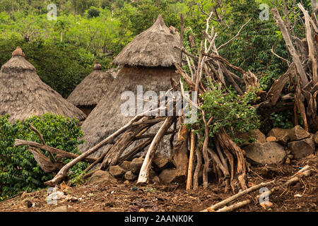 Äthiopien, Carat-Konso, Gamole Stadtmauer umgebenen Dorf, Holz gestapelt außerhalb Konische überdachte Hütten mit Keramik Kappen Stockfoto