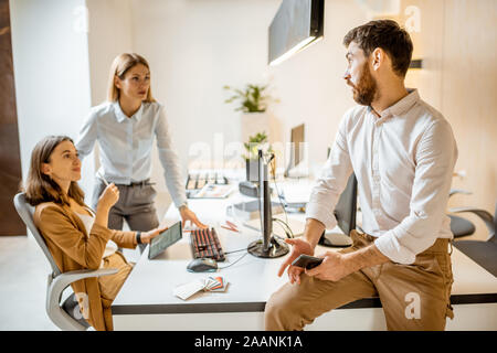 Kreative Mitarbeiter arbeiten an einigen architektonischen Projekt, im Gespräch am Arbeitsplatz des modernen Büros Studio. Konzept eines architektonischen Business und kreatives Arbeiten Stockfoto