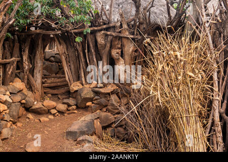 Äthiopien, Carat-Konso, Gamole walled Village, Eingang zusammengesetzte durchgehende holzzaun zu Haus Stockfoto