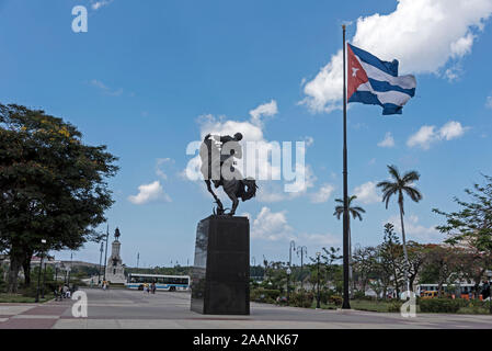 Ein Denkmal aus schwarzem Granit von José Julián Martí Pérez, Kubas Nationalheld (1853–1895) auf seinem Pferd auf der Plaza 13 de Marzo in Havanna, Kuba. Stockfoto