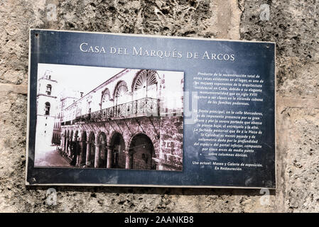 Eine Wand Plakette - Casa Del Marques De Arcos - 17. Jahrhundert Palacio del Marques de Arcos, einen langen hohen Bogen Gebäude an der Plaza de la Catedral in der Altstadt H Stockfoto