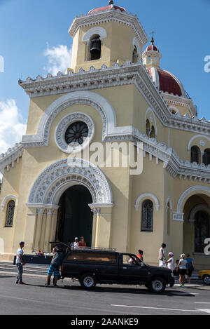 Eine Beerdigung findet statt, als ein Sarg aus Pappe in die Capilla Central getragen wird, die sich mitten im Necropolis de Colon oder El Cemetery befindet Stockfoto