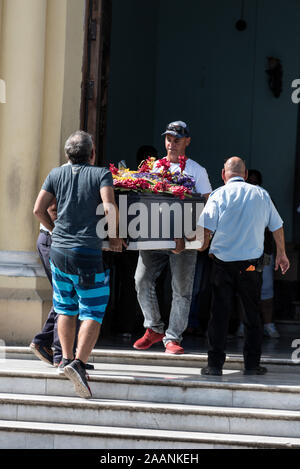 Eine Beerdigung findet statt, als ein Sarg aus Pappe in die Capilla Central getragen wird, die sich mitten im Necropolis de Colon oder El Cemetery befindet Stockfoto