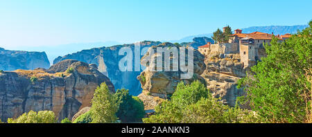 Panorama von Meteora mit Kloster Varlaam, Griechenland - Griechisch Panoramablick auf die Landschaft Stockfoto