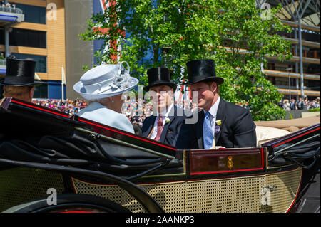Royal Ascot Racecourse, Ascot, Berkshire, Großbritannien. 17. Juni 2014. Ihre Majestät die Königin, Prinz Andrew, der Herzog von York, und Prinz Harry kommen in der Parade Ring im Royal Ascot in die königliche Prozession der Pferdewagen. Credit: Maureen McLean/Alamy Stockfoto