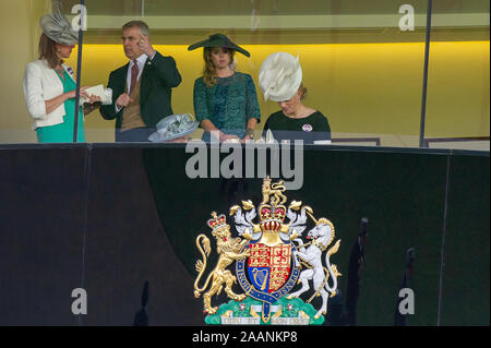Royal Ascot Racecourse, Ascot, Berkshire, Großbritannien. 17. Juni 2014. Prinz Andrew, der Herzog von York, Prinzessin Beatrice von York, Zara Tindall und Ihre Majestät die Königin in der Königsloge. Credit: Maureen McLean/Alamy Stockfoto