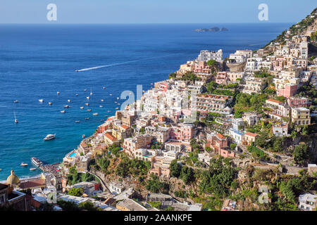 Schöne Positano an der italienischen Amalfiküste an einem sonnigen Tag Stockfoto