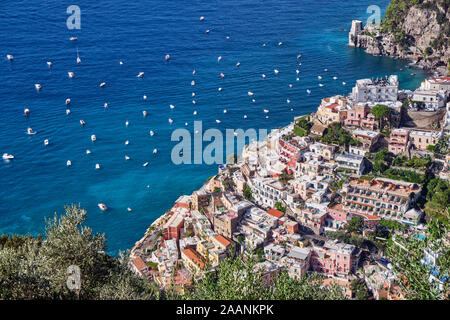 Luftaufnahme von der schönen Stadt Positano an der italienischen Amalfiküste Stockfoto