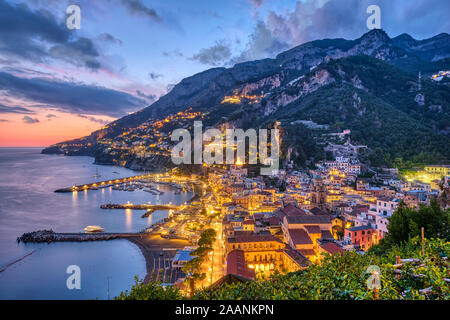 Das schöne Dorf Amalfi in Italien bei Sonnenuntergang Stockfoto