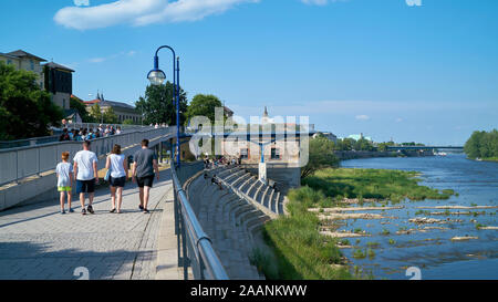 Die Spaziergänger auf der Promenade entlang der Elbe bei Magdeburg Stockfoto